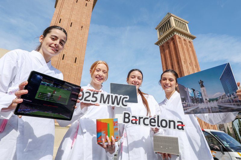 세계 최대 이동통신 전시회 '모바일 월드 콩그레스(MWC) 2025' 개막을 이틀 앞둔 1일(현지시간) 스페인 바르셀로나 에스파냐 광장 쌍둥이 탑 앞에서 KT 모델들이 AI 실시간 번역기술이 적용된 K-스타디움, 테이블 오더 서비스 KT하이오더, AI기술이 적용된 스마트 홈환경 등을 선보이고 있다.. 2025.3.2/뉴스1 ⓒ News1 민경석 기자