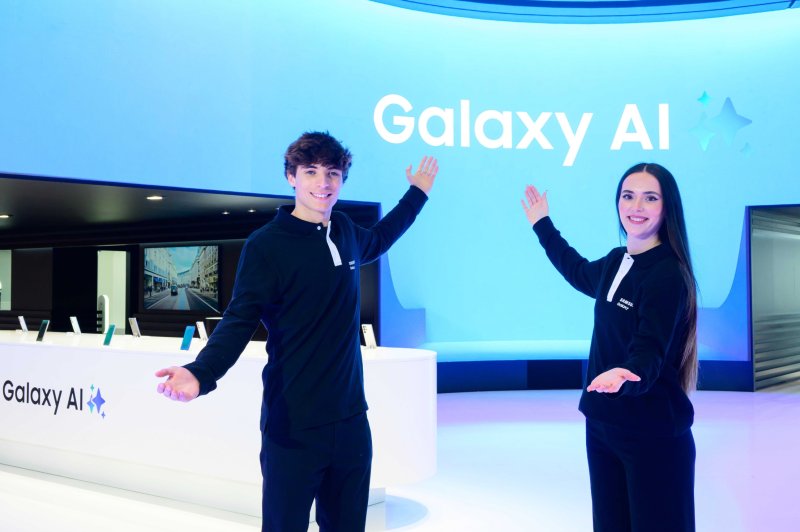 삼성전자가 2일 스페인 바르셀로나에서 개막하는 '모바일 월드 콩그레스 2025'에서 '갤럭시 AI' 생태계를 통한 모바일 경험과 네트워크 혁신 기술을 선보인다고 밝혔다. 사진은 MWC25에 마련된 삼성전자 전시부스에서 삼성전자 모델들이 전시 부스를 소개하는 모습. (삼성전자 제공, 재판매 및 DB 금지)2025.3.2./뉴스1