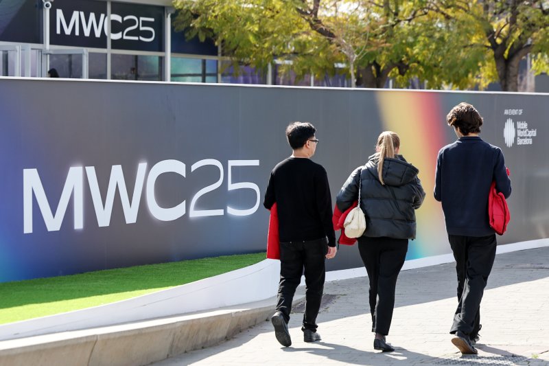 세계 최대 이동통신 전시회 '모바일 월드 콩그레스(MWC) 2025' 개막을 이틀 앞둔 1일(현지시간) 스페인 바르셀로나 피라 그란 비아 전시장으로 업체 관계자들이 입장하고 있다.. 2025.3.2/뉴스1 ⓒ News1 민경석 기자