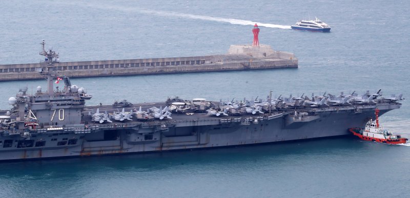미국 해군 핵추진 항공모함 '칼빈슨함'(CVN-70)이 2일 오후 부산 남구 해군작전사령부 부산작전기지에 입항하고 있다. 2025.3.2/뉴스1 ⓒ News1 윤일지 기자