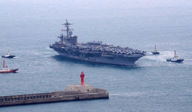 미국 해군 핵추진 항공모함 '칼빈슨함'(CVN-70)이 2일 오후 부산 남구 해군작전사령부 부산작전기지에 입항하고 있다. 2025.3.2/뉴스1 ⓒ News1 윤일지 기자