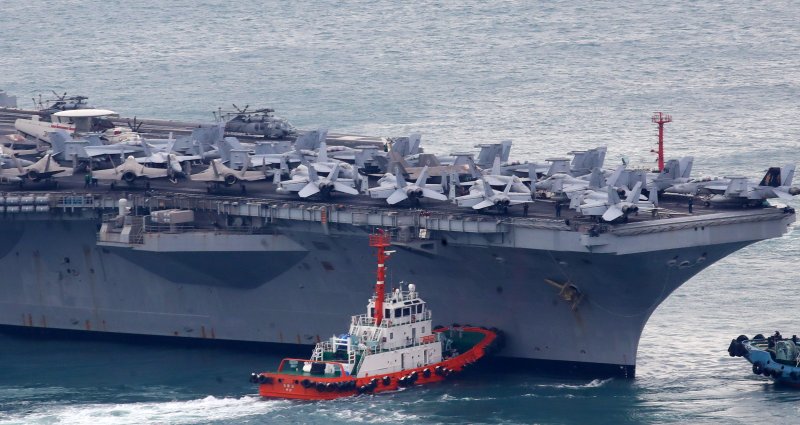 미국 해군 핵추진 항공모함 '칼빈슨함'(CVN-70)이 2일 오후 부산 남구 해군작전사령부 부산작전기지에 입항하고 있다. 2025.3.2/뉴스1 ⓒ News1 윤일지 기자