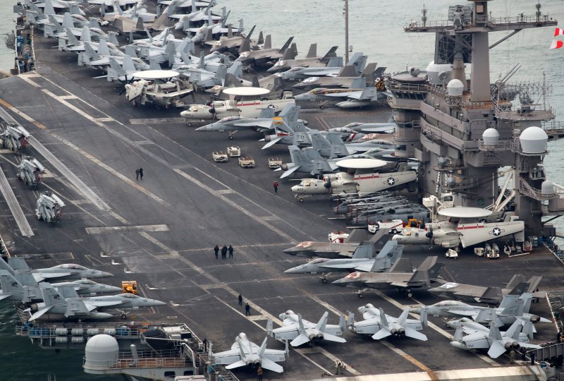 미국 해군 핵추진 항공모함 '칼빈슨함'(CVN-70)이 2일 오후 부산 남구 해군작전사령부 부산작전기지에 입항하고 있다. 길이 333m, 폭 77m, 무게 10만여 톤, 승조원 6000여 명에 달하는 니미츠급 항모인 칼빈슨함은 항공기 80여 대를 탑재할 수 있어 '떠다니는 군사기지'로 불린다. 2025.3.2/뉴스1 ⓒ News1 윤일지 기자