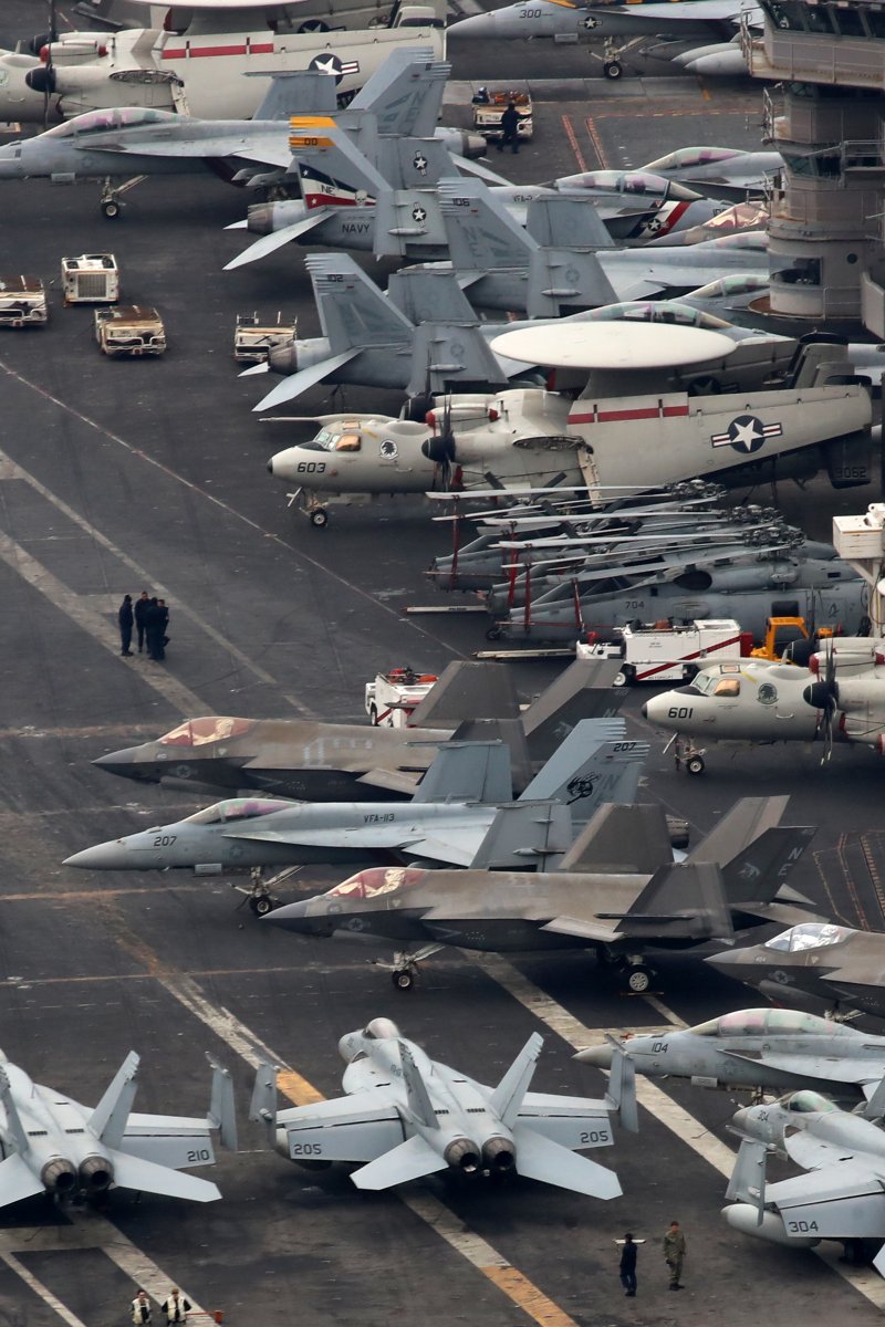 미국 해군 핵추진 항공모함 '칼빈슨함'(CVN-70)이 2일 오후 부산 남구 해군작전사령부 부산작전기지에 입항하고 있다. 길이 333m, 폭 77m, 무게 10만여 톤, 승조원 6000여 명에 달하는 니미츠급 항모인 칼빈슨함은 항공기 80여 대를 탑재할 수 있어 '떠다니는 군사기지'로 불린다. 2025.3.2/뉴스1 ⓒ News1 윤일지 기자