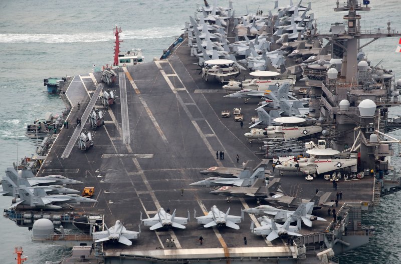 미국 해군 핵추진 항공모함 '칼빈슨함'(CVN-70)이 2일 오후 부산 남구 해군작전사령부 부산작전기지에 입항하고 있다. 길이 333m, 폭 77m, 무게 10만여 톤, 승조원 6000여 명에 달하는 니미츠급 항모인 칼빈슨함은 항공기 80여 대를 탑재할 수 있어 '떠다니는 군사기지'로 불린다. 2025.3.2/뉴스1 ⓒ News1 윤일지 기자