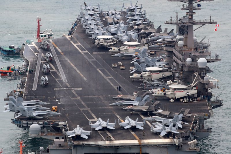 미국 해군 핵추진 항공모함 '칼빈슨함'(CVN-70)이 2일 오후 부산 남구 해군작전사령부 부산작전기지에 입항하고 있다. 길이 333m, 폭 77m, 무게 10만여 톤, 승조원 6000여 명에 달하는 니미츠급 항모인 칼빈슨함은 항공기 80여 대를 탑재할 수 있어 '떠다니는 군사기지'로 불린다. 2025.3.2/뉴스1 ⓒ News1 윤일지 기자