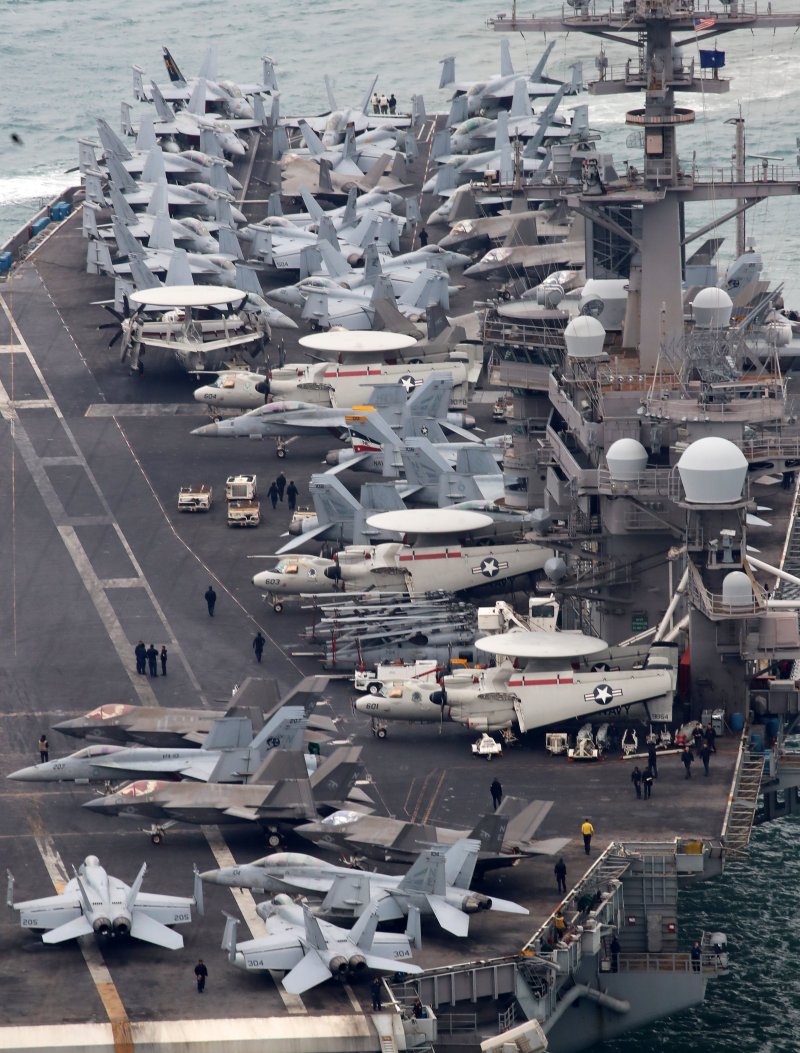 미국 해군 핵추진 항공모함 '칼빈슨함'(CVN-70)이 2일 오후 부산 남구 해군작전사령부 부산작전기지에 입항하고 있다. 길이 333m, 폭 77m, 무게 10만여 톤, 승조원 6000여 명에 달하는 니미츠급 항모인 칼빈슨함은 항공기 80여 대를 탑재할 수 있어 '떠다니는 군사기지'로 불린다. 2025.3.2/뉴스1 ⓒ News1 윤일지 기자