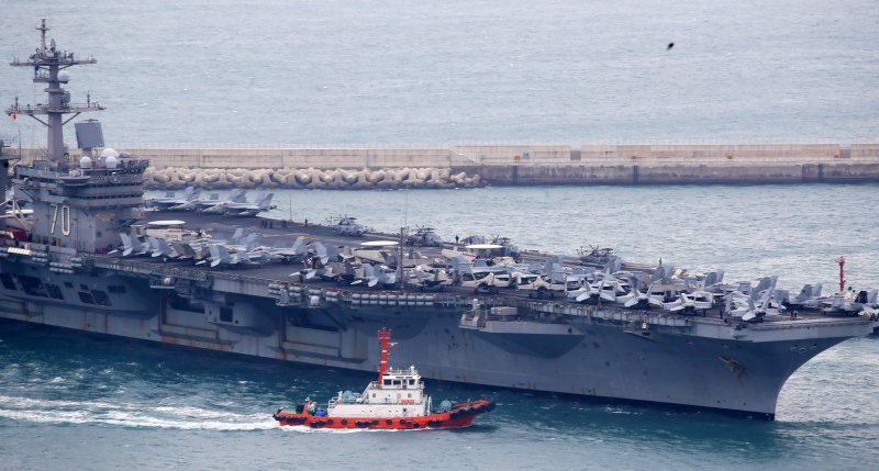 미국 해군 핵추진 항공모함 '칼빈슨함'(CVN-70)이 2일 오후 부산 남구 해군작전사령부 부산작전기지에 입항하고 있다. 2025.3.2/뉴스1 ⓒ News1 윤일지 기자