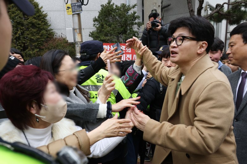 [서울=뉴시스] 정병혁 기자 = 한동훈 국민의힘 전 대표가 2일 오후 서울 종로구 나온 씨어터에서 제2연평해전을 다룬 공연 '바다는 비에 젖지 않는다'를 관람하기 위해 이동하고 있다. (공동취재) 2025.03.02. photo@newsis.com