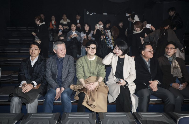 [서울=뉴시스] 정병혁 기자 = 한동훈 국민의힘 전 대표가 2일 오후 서울 종로구 나온 씨어터에서 제2연평해전을 다룬 공연 '바다는 비에 젖지 않는다'를 관람하기 앞서 극장에 앉아있다. 2025.03.02. jhope@newsis.com