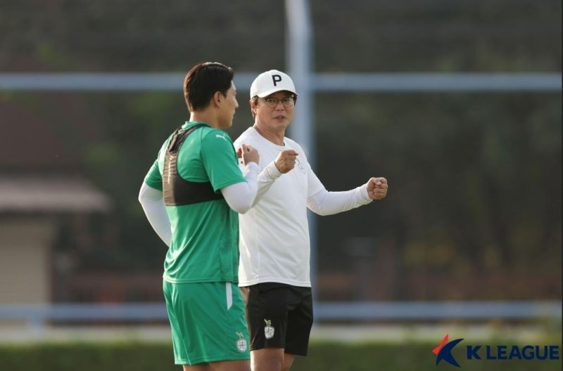 황선홍(오른쪽) 감독과 대화하는 주민규 (출처=연합뉴스)