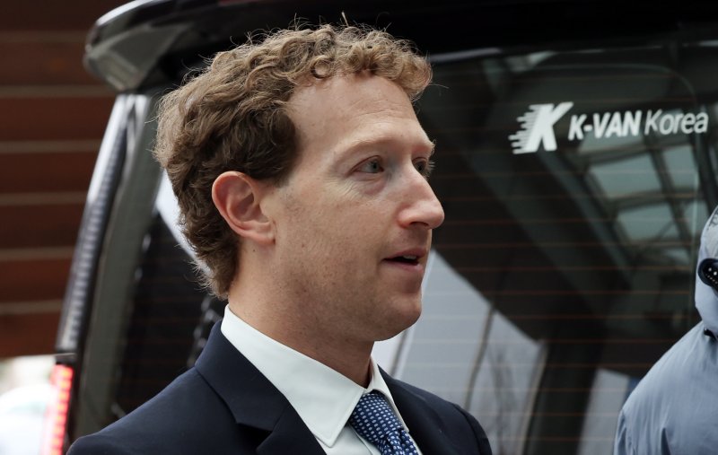 미국 플랫폼 기업 메타의 마크 저커버그 최고경영자(CEO)가 29일 오전 서울 강서구 서울김포비즈니스항공센터에서 방한 일정을 마친 뒤 출국하고 있다. 2024.2.29/뉴스1 ⓒ News1 김명섭 기자