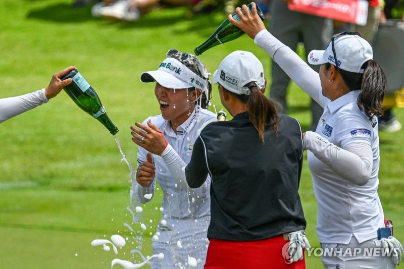 축하받는 리디아 고(왼쪽) (출처=연합뉴스)