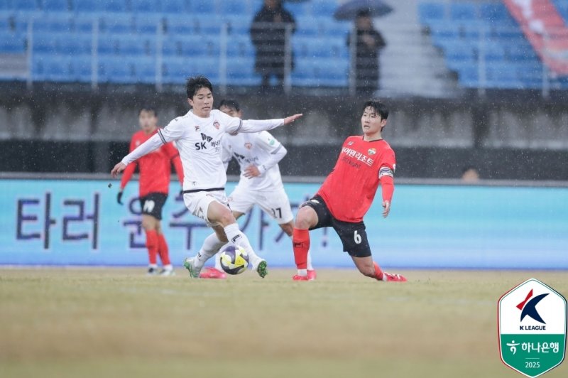 강원FC와 제주 유나이티드가 득점 없이 0-0으로 비겼다. (한국프로축구연맹 제공)