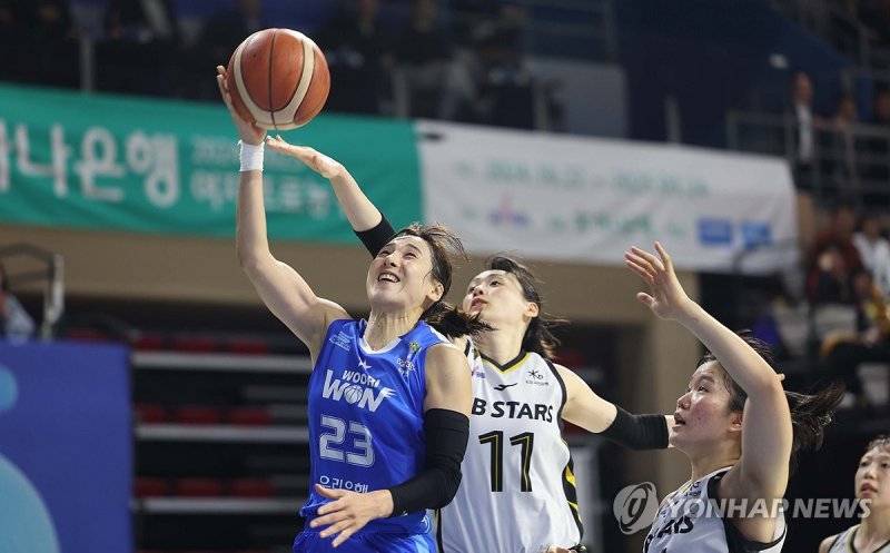 2쿼터 마무리하는 김단비 (출처=연합뉴스)