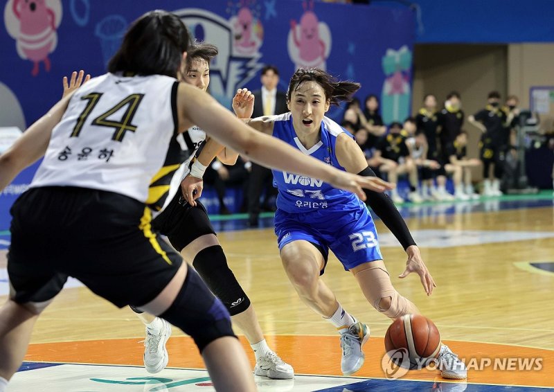 코트 누비는 김단비 (출처=연합뉴스)