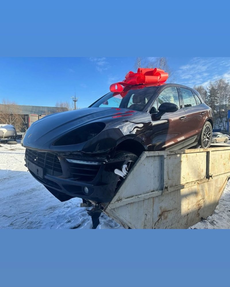 러시아 도로변 쓰레기통에 버려진 리본 장식의 포르쉐 차량의 사진이 소셜미디어(SNS)에서 화제 됐다. (사진=인스타그램) *재판매 및 DB 금지