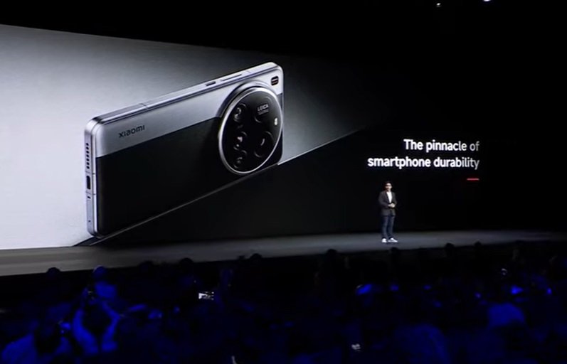 [바르셀로나(스페인)=뉴시스]다니엘 데자르레이 샤오미 커뮤니케이션 디렉터가 2일(현지 시간) 스페인 바르셀로나에서 열린 신제품 출시 행사에서 샤오미15 울트라에 대해 소개하고 있다. (사진=샤오미 유튜브 캡처) *재판매 및 DB 금지