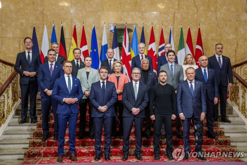 우크라이나 종전 문제 협의를 위해 영국 런던에서 2일(현지시간) 열린 유럽 및 캐나다 정상회의에서 정상들이 개념사진을 찍고 있다. 연합뉴스