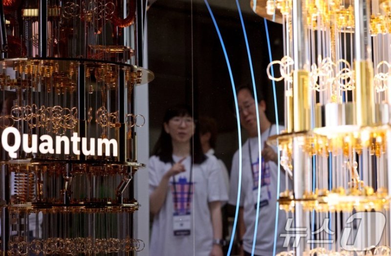 IBM 관계자가 퀀텀 코리아 2024에서 양자 컴퓨터 모형을 설명하고 있다. 기사 내용과 관련 없음. 뉴스1 제공