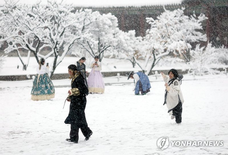 눈 쌓인 고궁 (출처=연합뉴스)