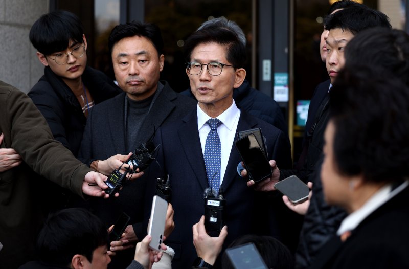 지난달 김문수 고용노동부 장관이 지난달 28일 대구 달서구 문화예술회관 팔공홀에서 열린 ‘제65주년 2·28민주운동 기념식’을 마친 뒤 취재진의 질문에 답하고 있다. 사진=뉴시스