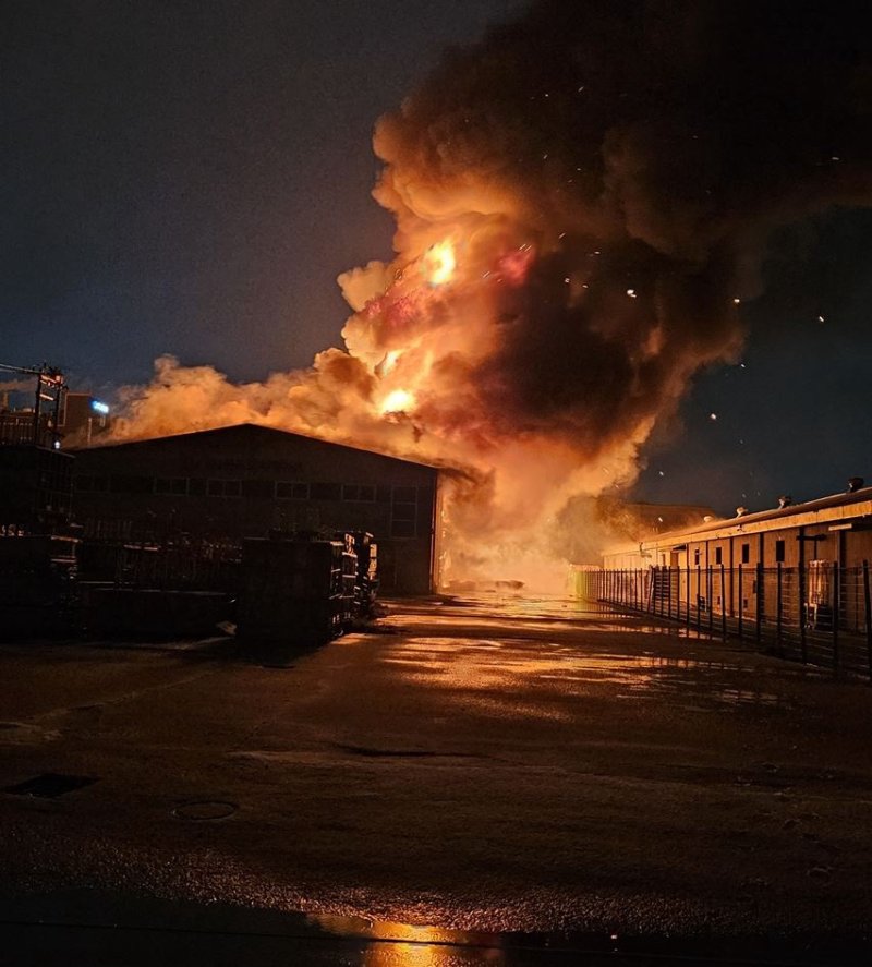 3일 오전 6시쯤 경북 구미시 공단동 구미국가1공단 전투식량 발열재 생산공장에서 불이 나 출동한 소방관이 진화작업을 벌이고 있다.(경북소방본부 제공. 재판매 및 DB 금지) 2025.3.3/뉴스1