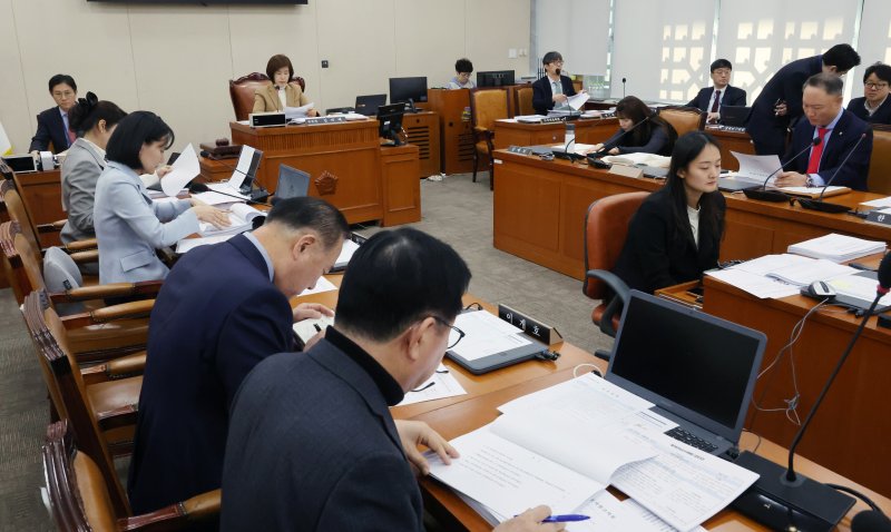 [서울=뉴시스] 조성우 기자 = 지난달 20일 오전 서울 여의도 국회에서 열린 보건복지위원회 법안심사제2소위원회에서 김미애 위원장과 여야 의원들이 국민연금법 개정안 등 심사참고자료를 살펴보고 있다. 2025.02.20. xconfind@newsis.com