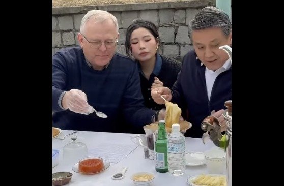 왕야쥔 북한 주재 중국대사와 러시아대사가 러시아의 봄 맞이 행사에서 만났다. (주북러시아대사관 페이스북 갈무리)
