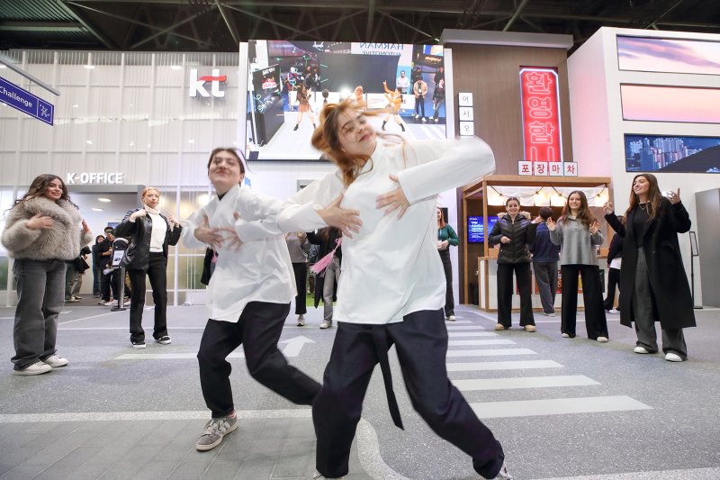 [서울=뉴시스] KT가 스페인 바르셀로나에서 개최된 MWC25에서 인공지능(AI)을 일상과 접목한 새로운 고객 체험장을 선보였다고 3일 밝혔다. KT 전시관 K팝 댄스 챌린지에서 댄서들이 K팝 춤을 추는 모습 (사진=KT 제공) 2025.03.03. photo@newsis.com *재판매 및 DB 금지