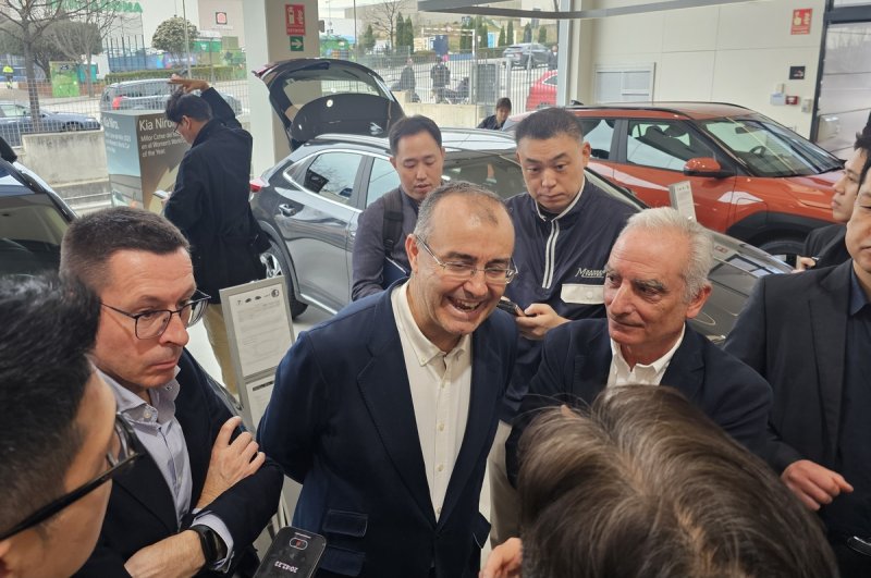 한국 취재진과 인터뷰하는 기아 스페인법인 및 딜러점 관계자들 (출처=연합뉴스)