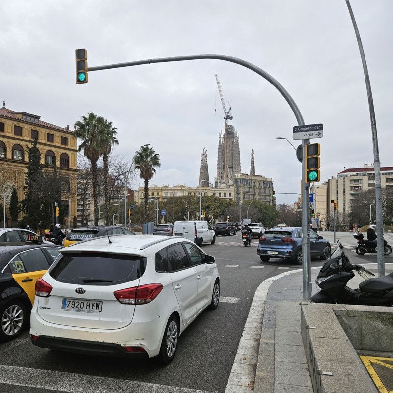 바르셀로나 시내를 달리는 기아 니로와 카렌스 (출처=연합뉴스)