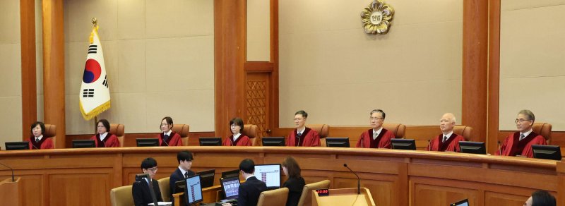 [서울=뉴시스] 김금보 기자 = 윤석열 대통령 탄핵 심판의 두번째 변론기일인 지난 1월16일 오후 서울 종로구 헌법재판소 대심판정에 문형배 헌법재판소장 권한대행 등 헌법재판관들이 자리에 착석해 있다. 왼쪽부터 정계선, 김복형, 정정미, 이미선, 문형배, 김형두, 정형식, 조한창 헌법재판관. (공동취재) 2025.01.16. photo@newsis.com