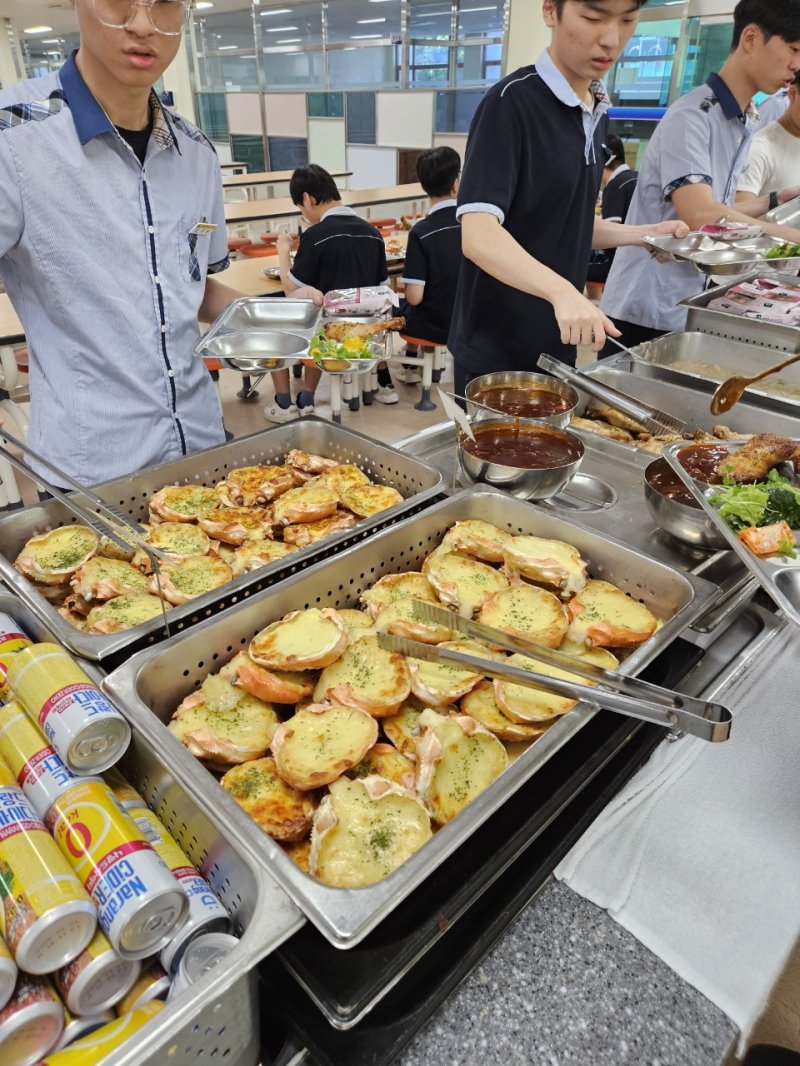 [안동=뉴시스] 학교급식실에 제공된 붉은대게 요리. (사진=경북도 제공) 2025.03.03. photo@newsis.com *재판매 및 DB 금지