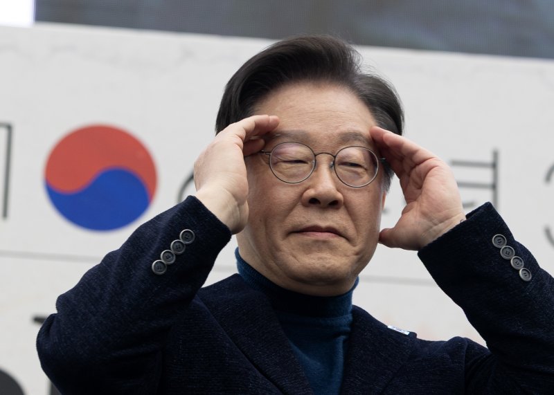 이재명 더불어민주당 대표가 1일 오후 서울 종로구 안국동 사거리에서 열린 야5당 공동 윤석열 파면 촉구 범국민대회에서 연설하기에 앞서 머리를 만지고 있다. 2025.3.1/뉴스1 ⓒ News1 이승배 기자