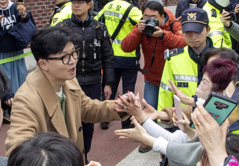 한동훈 국민의힘 전 대표가 2일 오후 서울 종로구 나온 씨어터에서 열린 제2연평해전을 다룬 공연 '바다는 비에 젖지 않는다'를 관람하기 위해 이동하고 있다. (공동취재) 2025.3.2/뉴스1 ⓒ News1 김명섭 기자