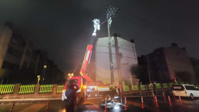 [제주=뉴시스] 3일 오전 제주시 이도이동에서 고압선이 파손돼 복구 조치가 이뤄지고 있다. (사진=제주도소방안전본부 제공) 2025.03.03. photo@newsis.com *재판매 및 DB 금지