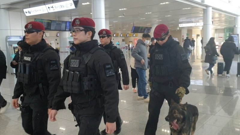 [청주=뉴시스] 충북경찰청 경찰특공대, 청주국제공항 대합실 순찰 모습. (사진=충북경찰청 제공) 2025.03.03. photo@newsis.com