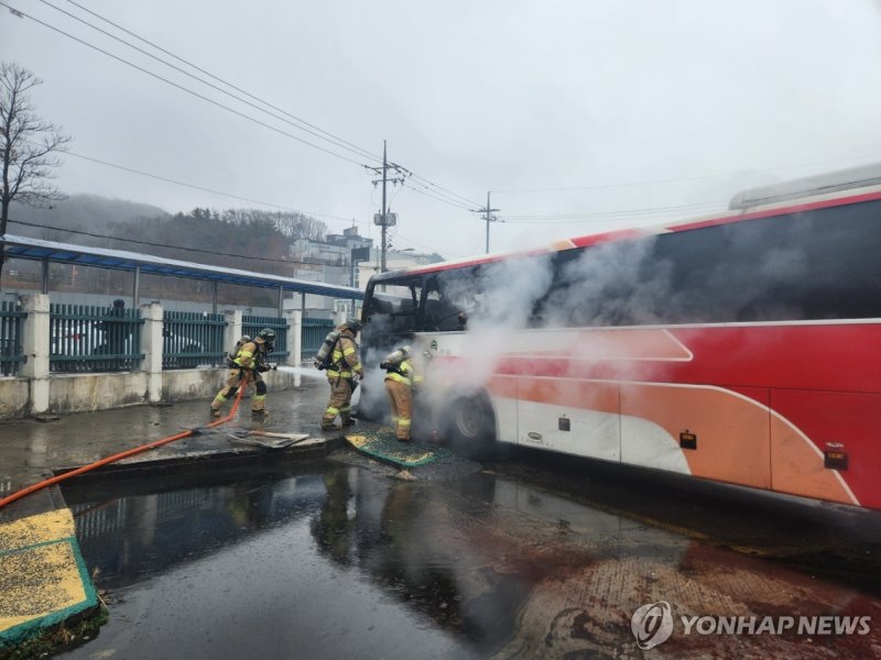 고속버스 화재 진압하는 소방대원들 (출처=연합뉴스)