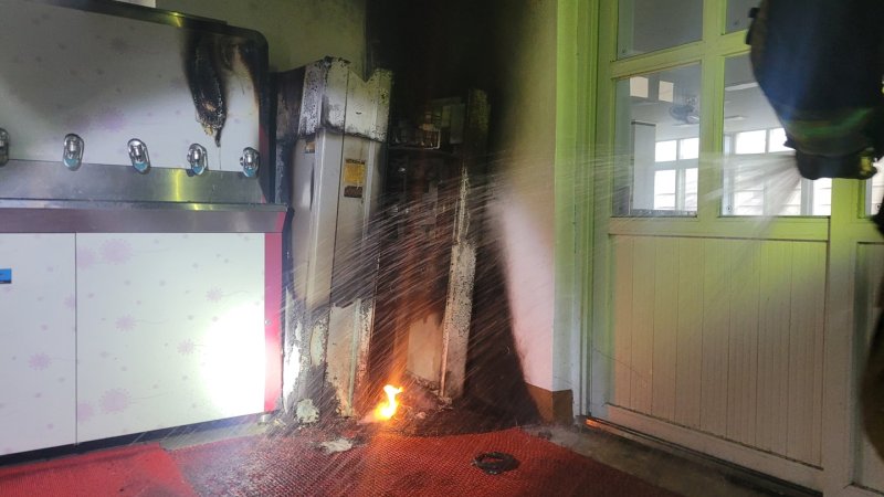 [제주=뉴시스] 3일 오전 제주시 이도이동 한 학교 급식실 컵 세척기에서 화재가 발생해 소방이 불을 끄고 있다. (사진=제주도소방안전본부 제공) 2025.03.03. photo@newsis.com *재판매 및 DB 금지