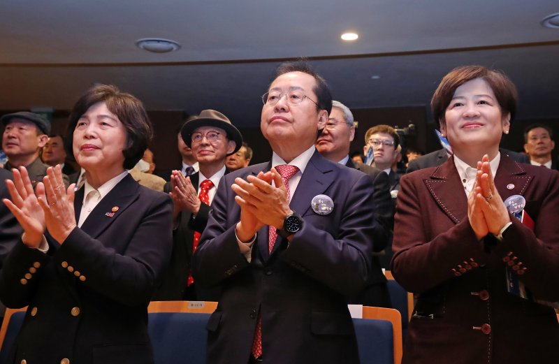 홍준표 대구시장(가운데)이 28일 오전 대구문화예술회관 팔공홀에서 열린 제65주년 2·28민주운동 기념식에 참석해 2·28찬가를 제창하고 있다. 2025.2.28/뉴스1 ⓒ News1 공정식 기자