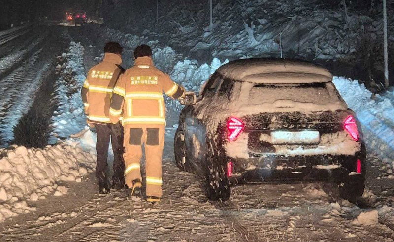 3일 새벽 강원 고성 토성면 신평리의 도로에서 한 차량이 눈길에 고립돼 출동한 소방당국에 의해 안전한 곳으로 이동하고 있다. (강원도소방본부 제공, 재판매 및 DB금지) 2025.3.3/뉴스1 ⓒ News1 박지혜 기자