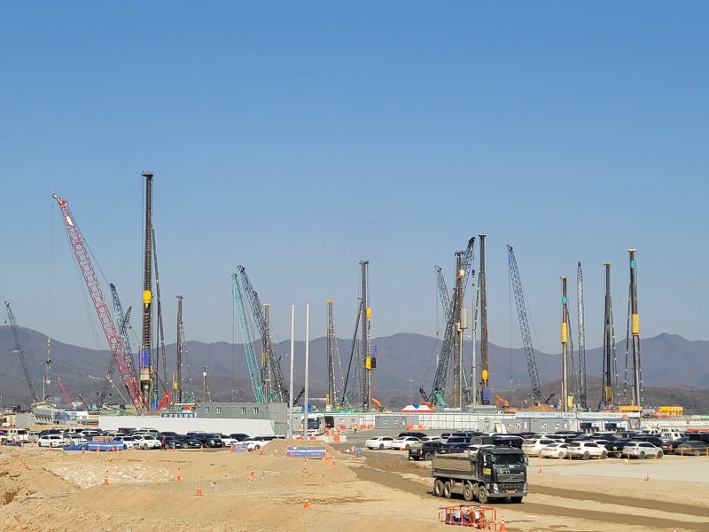 경기도 용인시 처인구 원삼면 용인 반도체 클러스터 조성 현장 내 SK하이닉스 팹(fab·생산공장) 부지에서 1기 팹 파일 작업이 진행되고 있다. 2025.2.27/뉴스1 ⓒ News1 최동현 기자