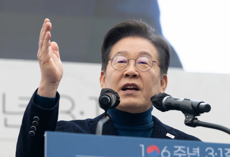 이재명 더불어민주당 대표가 1일 오후 서울 종로구 안국동 사거리에서 열린 야5당 공동 윤석열 파면 촉구 범국민대회에서 연설하고 있다. 2025.3.1/뉴스1 ⓒ News1 이승배 기자 /사진=뉴스1