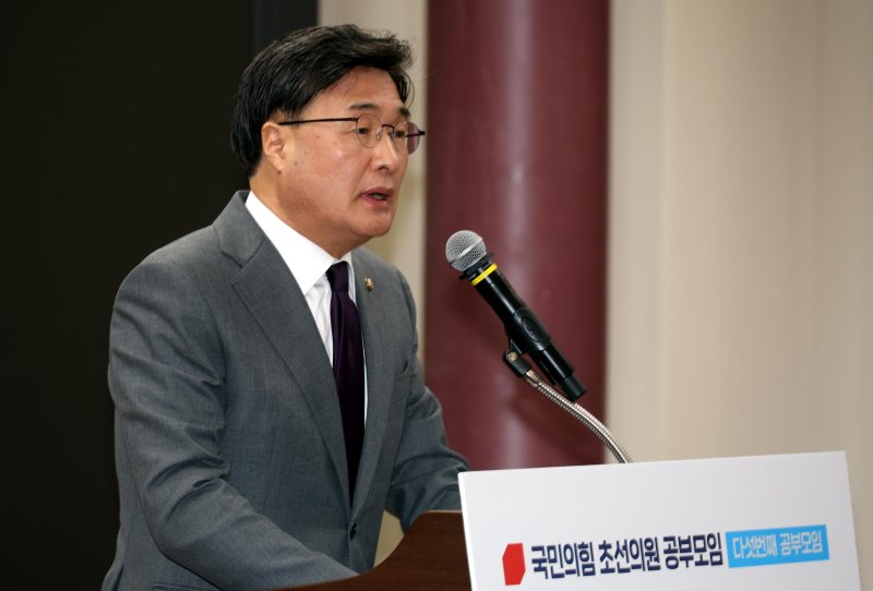 [서울=뉴시스] 조성봉 기자 = 김대식 국민의힘 초선의원 공부모임 대표가 23일 오전 서울 여의도 국회에서 열린 '초선의원 공부모임, 헌법 제111조 논쟁 헌재 탄핵심판 절차의 쟁점' 에서 인사말을 하고 있다. 2024.12.23. suncho21@newsis.com