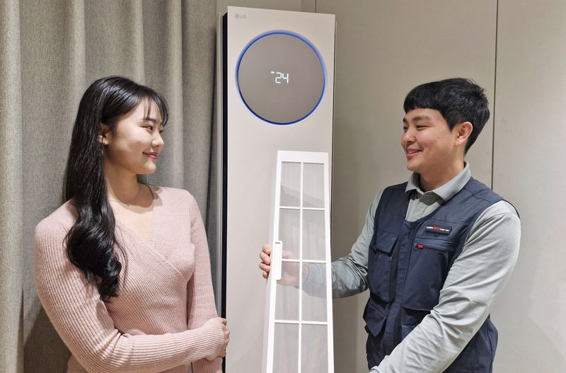 LG전자 서비스 엔지니어가 에어컨 사전점검 서비스를 진행하고 있다. LG전자 제공