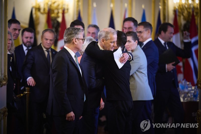 유럽 정상들과 포옹하는 볼로디미르 젤렌스키 우크라이나 대통령 (출처=연합뉴스)