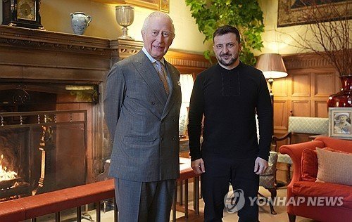 2일(현지시간) 영국 국왕 찰스 3세를 접견한 젤렌스키 대통령 (출처=연합뉴스)