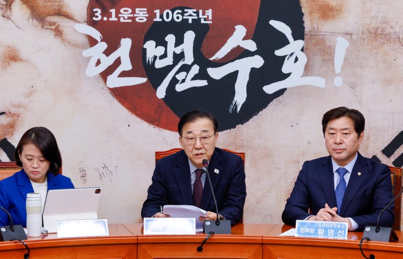 김윤덕 더불어민주당 사무총장이 3일 오전 서울 여의도 국회에서 열린 기자간담회에 참석해 모두 발언하고 있다. 왼쪽부터 박지혜 디지털사뭅총장, 김 사무총장, 황명선 조직사무부총장. 2025.3.3/뉴스1 ⓒ News1 안은나 기자