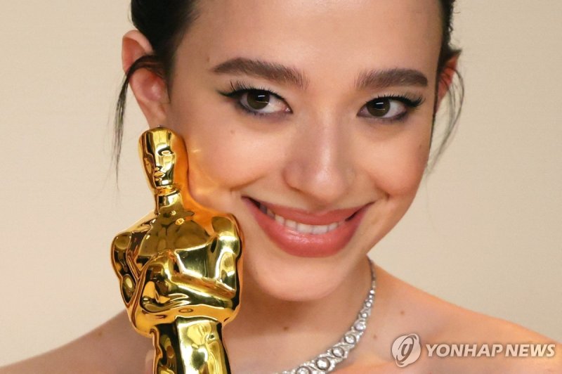 2일 오스카 여우주연상 받은 마이키 매디슨 (출처=연합뉴스)